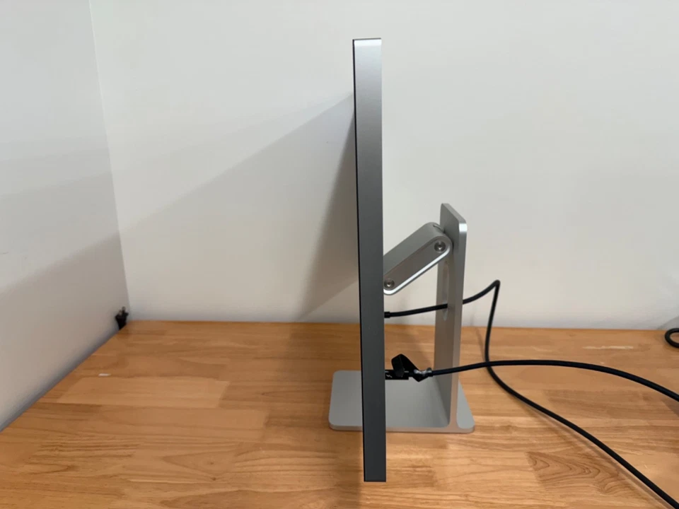 Apple 2022 Studio Display 27" 5k Tilt and height adjustable stand Standard Glass - Image 3 of 4