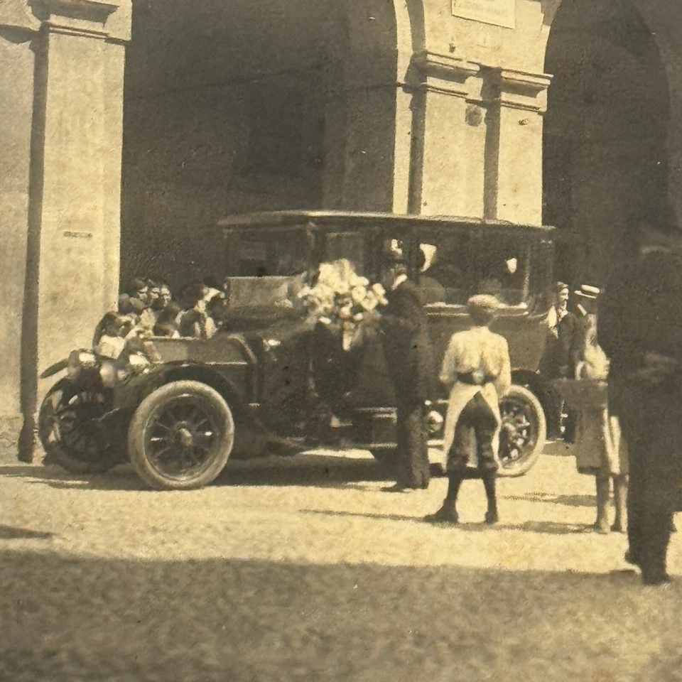 Fotografía vintage de personas con coche de automóvil temprano Foto 4 de 4