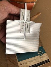 Nos 1963 Olds Starfire Lh Fender Waterfall Insert Emblem Ornament-380217 587549 Nos 1963 Olds Starfire Lh Fender Waterfall Insert Emblem Ornament-380217 587549