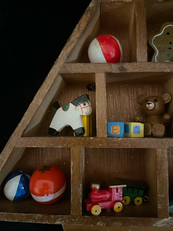 Caja de sombra de madera miniatura vintage con juguetes adorno en forma de árbol de Navidad Foto 2 de 4