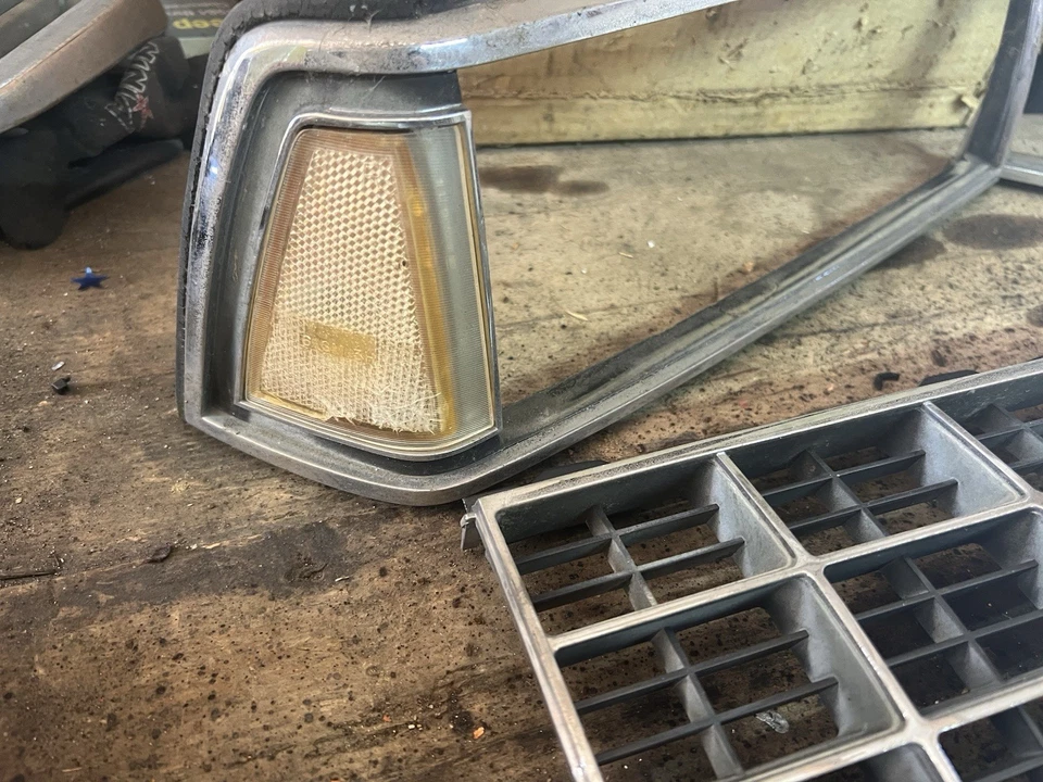 1987-1988 OLDSMOBILE 98 NINETY EIGHT GRILLE ASSEMBLY w/HEADLIGHT BEZELS R/L OEM Foto 3 de 4