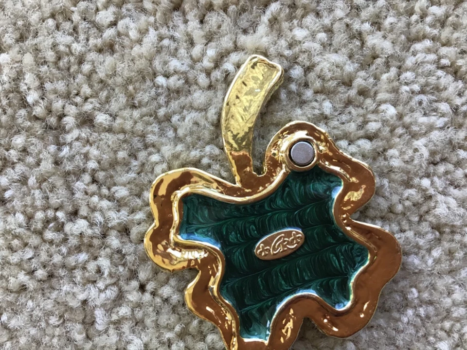 NUEVA CAJA TRÉBOL JOYA DORADA Y VERDE CIERRE MAGNÉTICO NOTRE DAME IRLANDESA - ¡REGALO! Foto 4 de 4