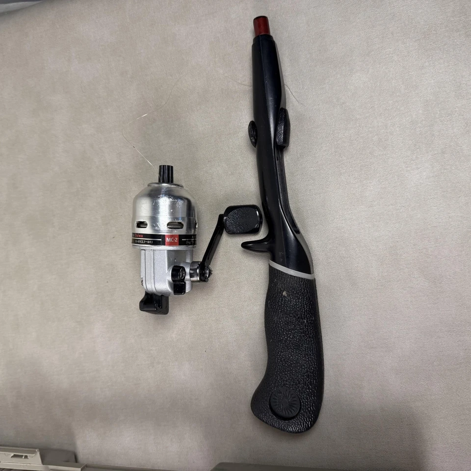 Carrete Spincast Daiwa Minicast-2 de colección 5' grafito ultraligero 4 piezas combo de varilla Foto 4 de 4