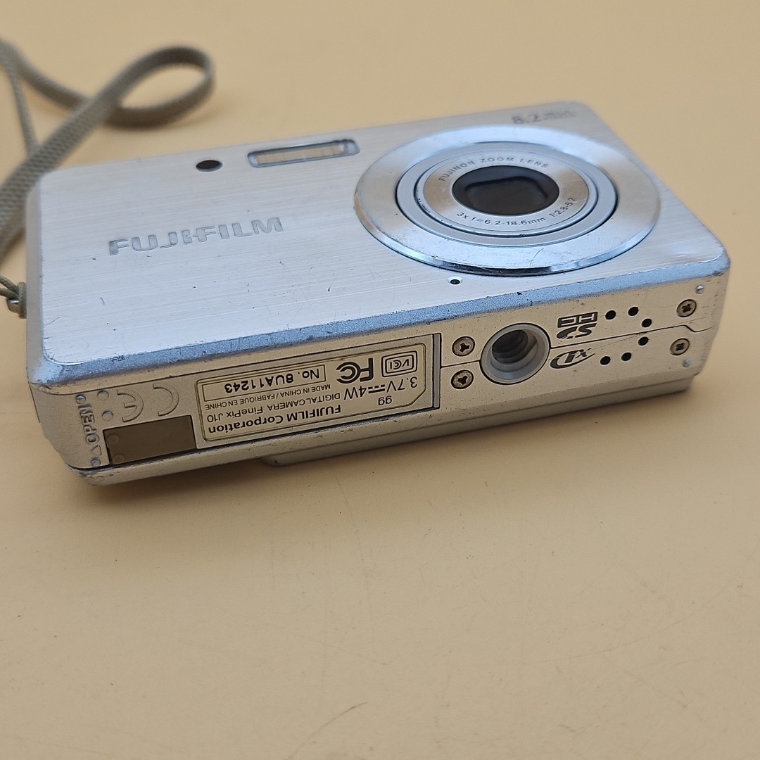 Fujifilm Finepix J10 8.2 MP Digital Camera Silver Untested As Is