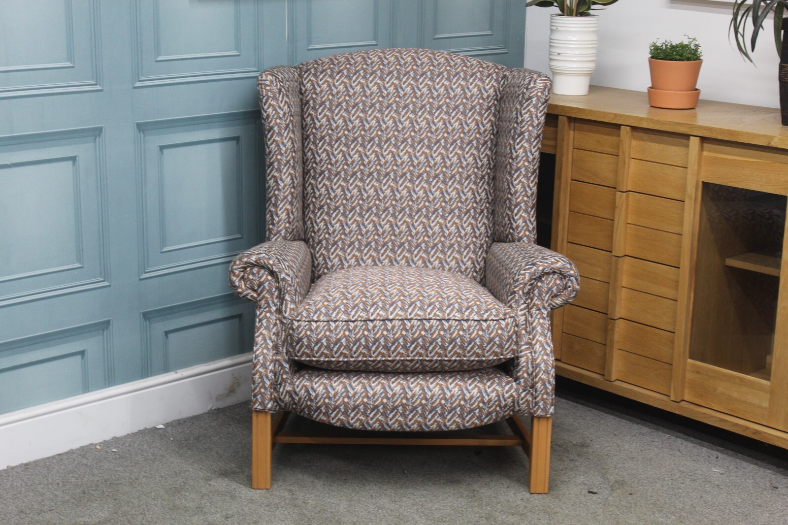 PARKER KNOLL WINGBACK OCCAISIONAL CHAIR IN A BLUE & TAN PATTERNED FABRIC eBay