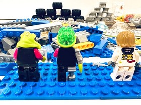 LEGO SET 7066 SPACE ALIEN CONQUEST EARTH DEFENSE HQ - 100% COMPLETE, GENTLY USED