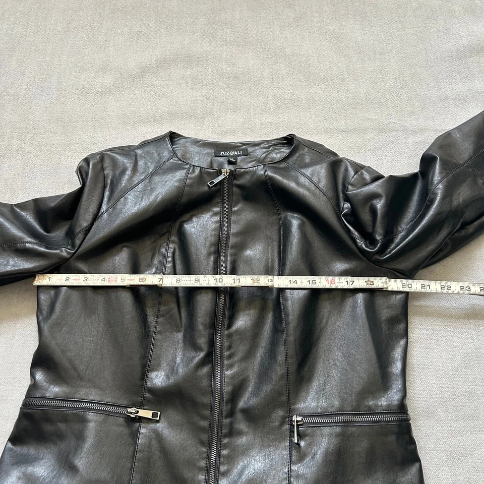 Chaqueta de motociclista de cuero sintético negra Roz & Ali para mujer talla grande Foto 3 de 4