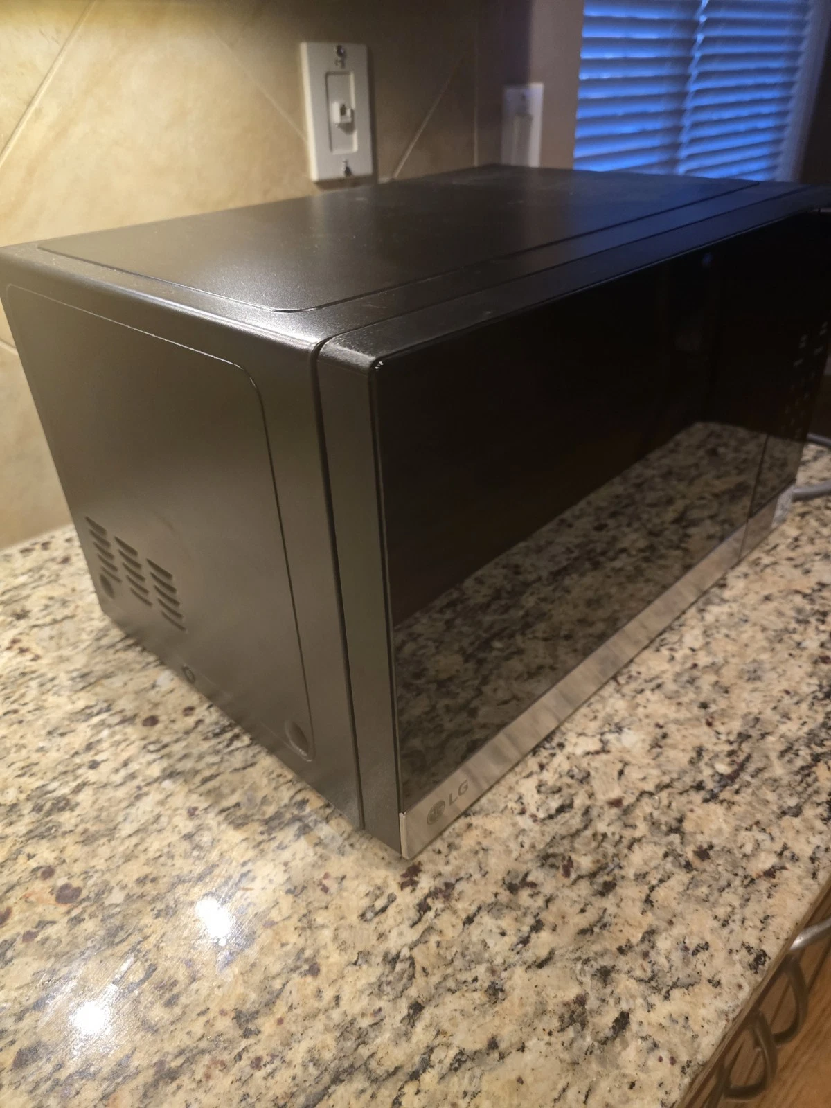 LG NeoChef Model LMC1575BD 1.5 cu. ft. Stainless Steel Countertop Microwave
Opens in a new window or