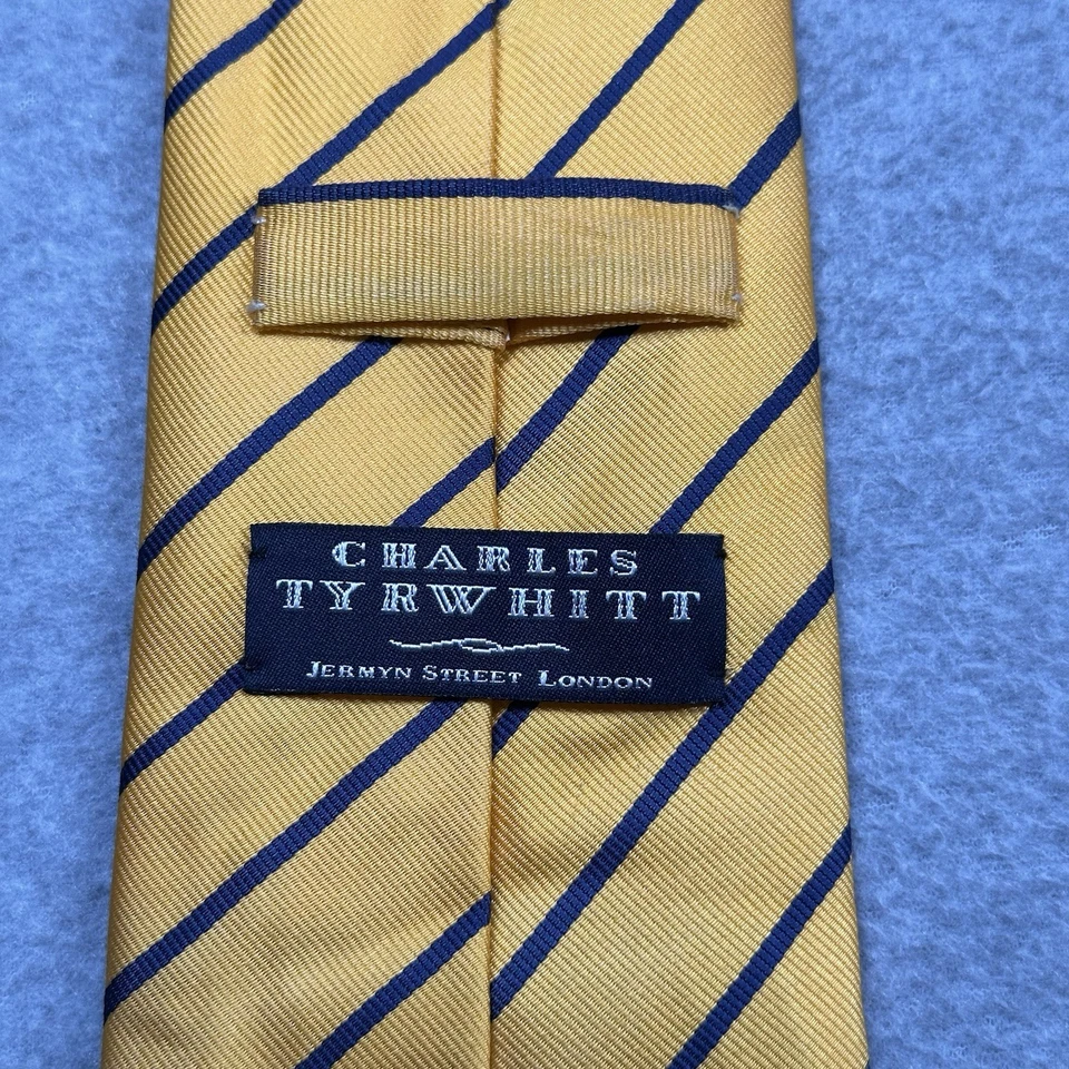 Corbata para hombre Charles Tyrwhitt amarilla 100 % seda azul marino a rayas Foto 4 de 4