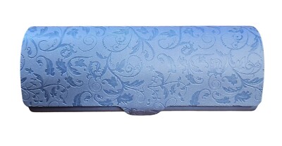 Halbhartes Magnetetui mit Blumenmusterprägung - Hellblau mit grauem Innenfutter