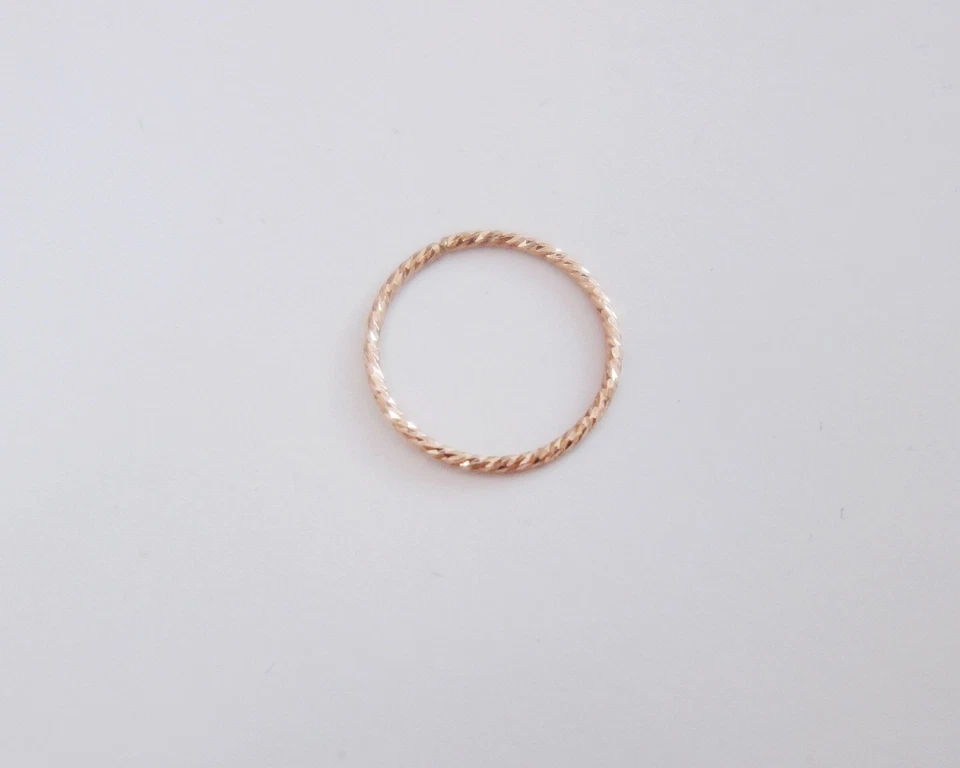 Anillo de aro de cartílago con corte de diamante de relleno de oro rosa de 14K hecho a mano Tragus Foto 2 de 4