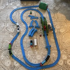 Set treno gigante Tomy Thomas & Friends sistema stradale e ferroviario 4 motori. Vedi foto