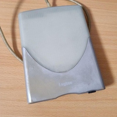Logitec USB Diskettenlaufwerk Compact grau externes Diskettenlaufwerk getestet