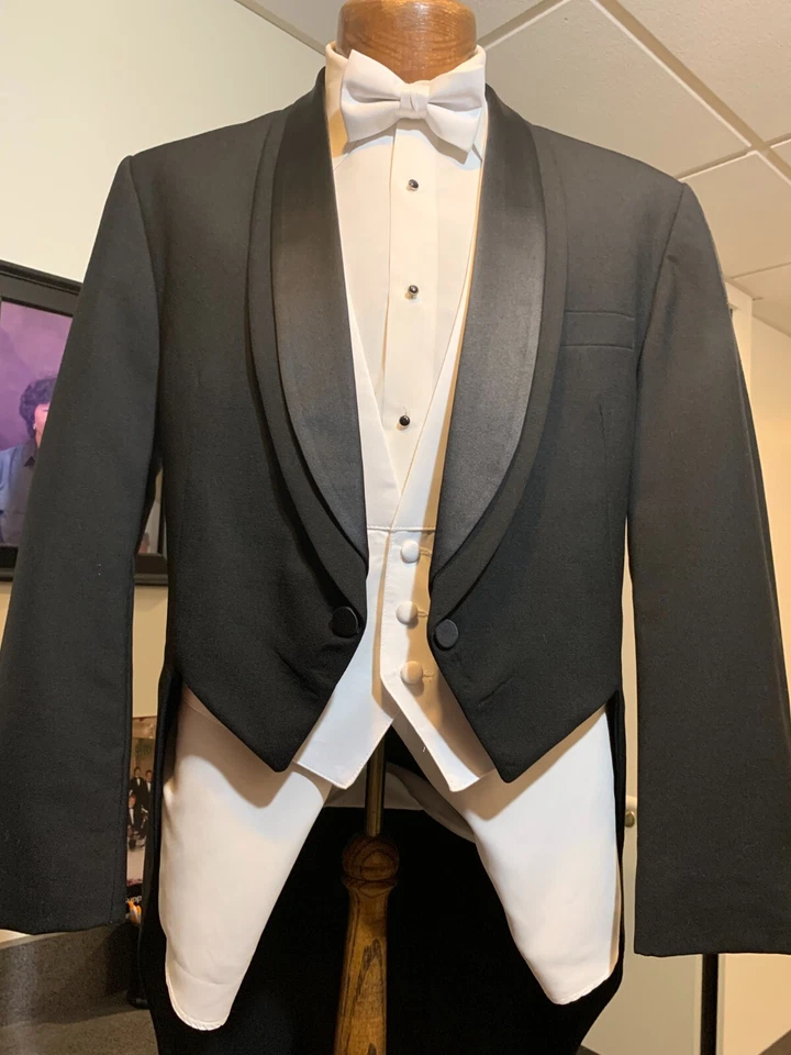 BLACK FORMAL TUXEDO TAILCOAT - Dimension Shawl Lapel by OSCAR de la RENTA - Image 4 of 4