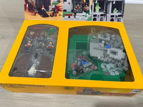 LEGO Castle: King's Mountain Fortress (6081)—SEALED - Picture 5 of 7