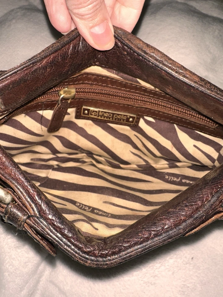 Cartera sin asas vintage de cuero Linea Pelle a presión con hebillas y tachuelas Foto 3 de 4