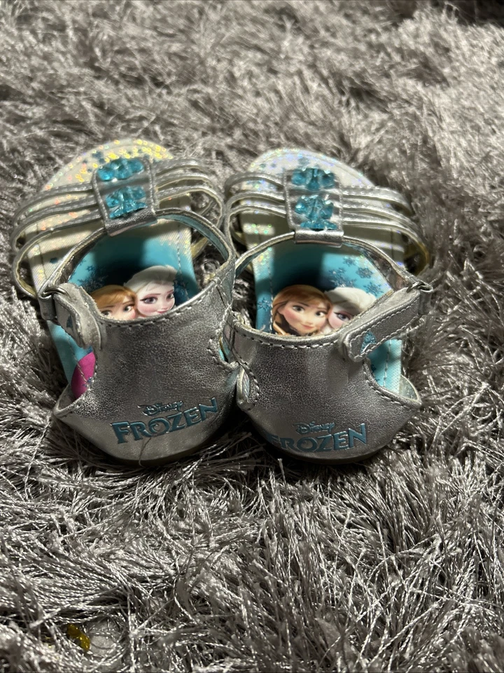 Sandalias Disney Frozen 9 plateadas con gema de copo de nieve Foto 2 de 4