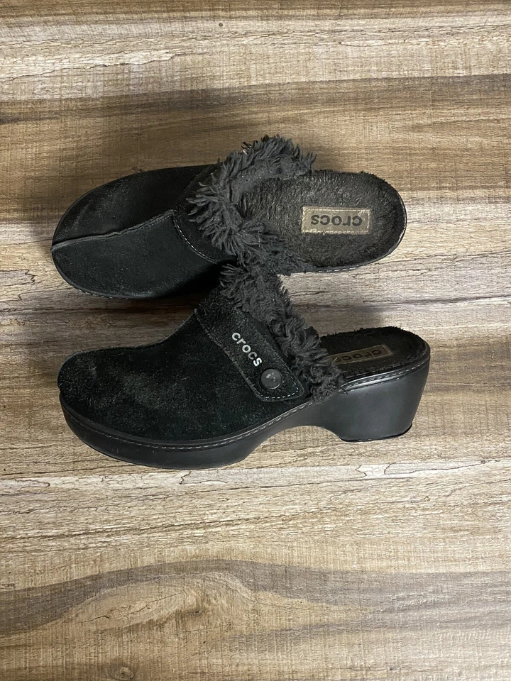 Zueco zapatero Crocs 11602 para mujer negro forrado de felpa gamuza tacones sin cordones talla 7 Foto 2 de 4