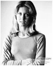 OLIVIA NEWTON-JOHN SINGER AND ACTRESS - 8X10 PUBLICITY PHOTO (MW860)