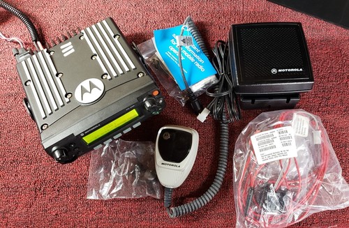 Motorola XTL2500 P25 900 MHz Mobile Radio - Picture 2 of 12