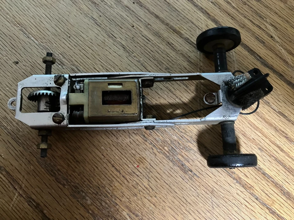 Chasis ajustable vintage de coche ranura Revell 1/32 ¡con motor en funcionamiento! Foto 2 de 4