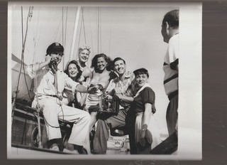 8X10 B&W PHOTO OF SCENE RICHARD GREENE AND 4 LADYS AND MAN