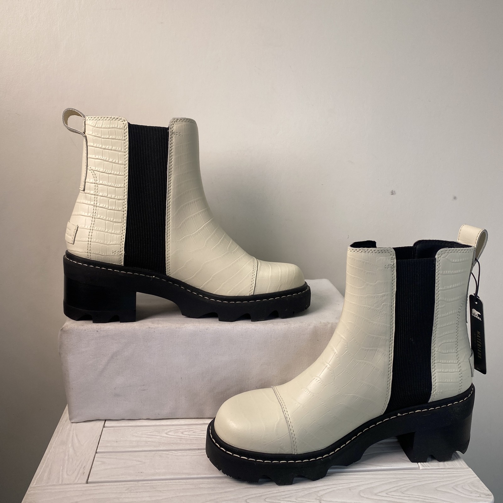 Sorel Womens Size 9 Joan Now Chelsea Boot Chalk Black Waterproof