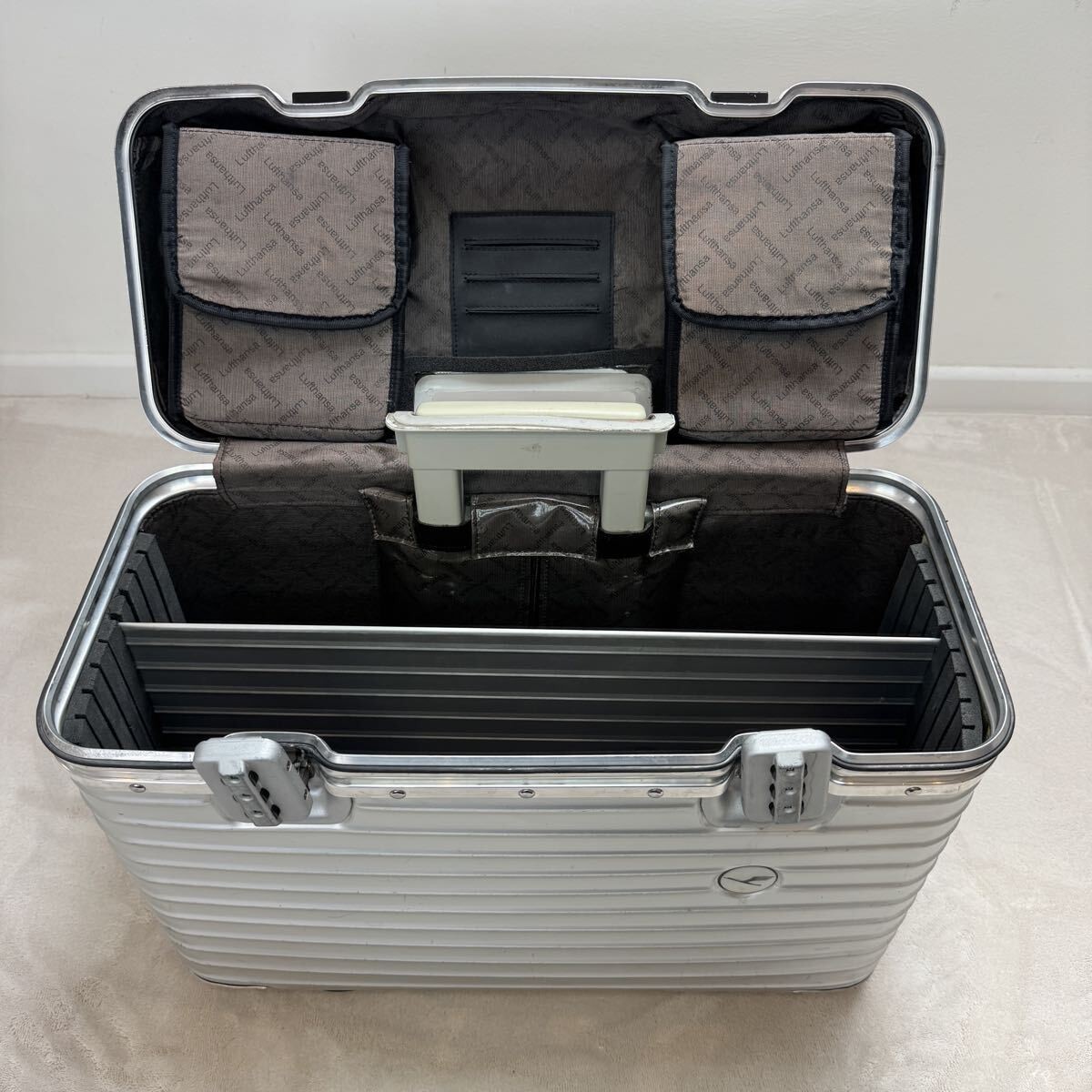 Rimowa Lufthansa Topas Pilot Trolley 29L Silver 2 wheels Carry