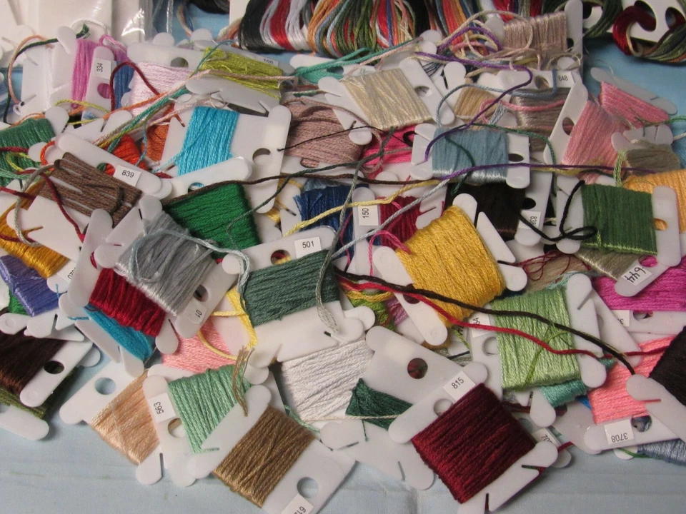 Mixed Lot of 152 Embroidery Thread Floss & 275 Plastic Bobbins - Image 3 of 4
