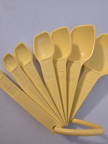 Vintage Set of (7) Plastic Tupperware Measuring Spoons; Yellow - Picture 4 of 5