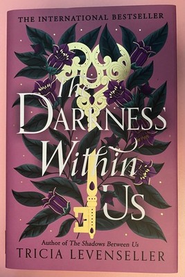 [Fairyloot Edition] The Darkness Within Us by Tricia Levenseller (sprayed edges)