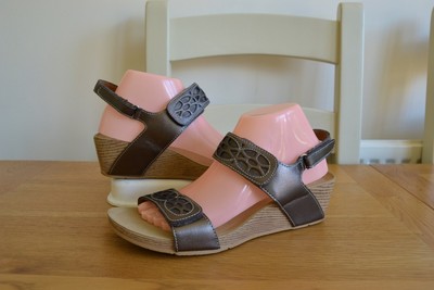 clarks alto anthem wedge sandals