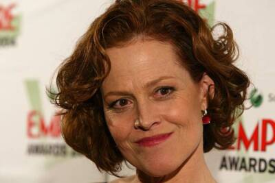 Sigourney Weaver poses in the pressroom at the Sony Ericsson Empi- 2004 Photo 4
