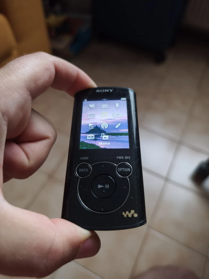 SONY WALKMAN DIGITAL MEDIA PLAYER NWZ-E463 Lettore Mp3 RADIO NERO - Immagine 2 di 4