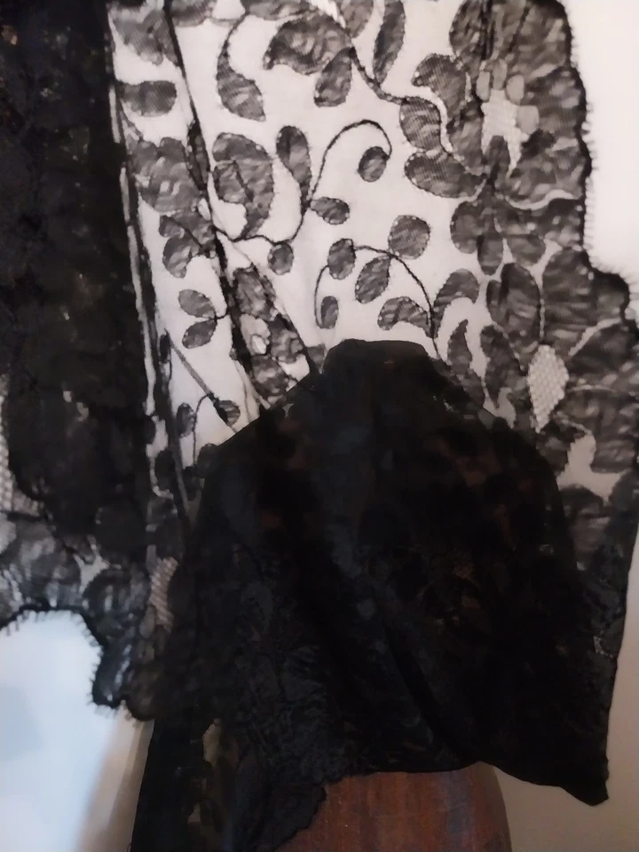 Ancienne longue étolle en dentelle noire aux bords festonnés - Photo 3/4