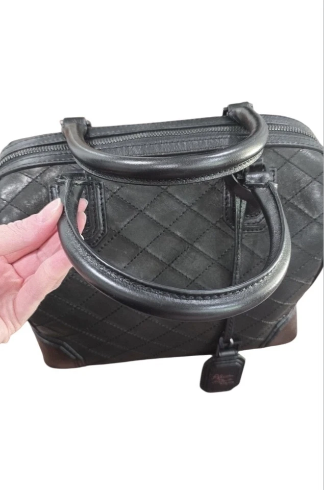 Bolso/cartera Alice + Olivia Eloise de cuero acolchado negro. Foto 4 de 4