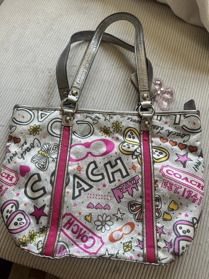 Bolso de Hombro Cartera COACH Vintage Y2K Bandana Graffiti Mariposa F15712 Usado en Excelente Condición Foto 3 de 4