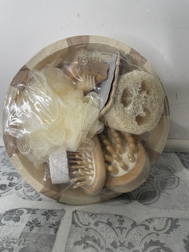 New! 8 Piece Bath Accessory Gift Set in 2 Tone Wood Basket ~ Great Gift Idea! - Picture 4 of 5