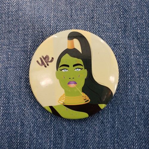 Botón Pinback VeeCon World of Women firmado por el creador/artista Yam Karkai  - Imagen 1 de 4