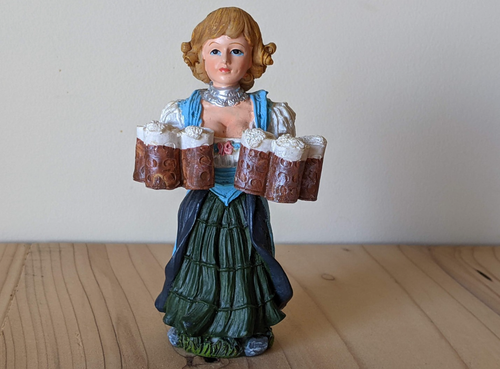 Oktoberfest Tischaufsteller Miniatur Mädchen mit 6 Bierkrügen Gläsern bemalt