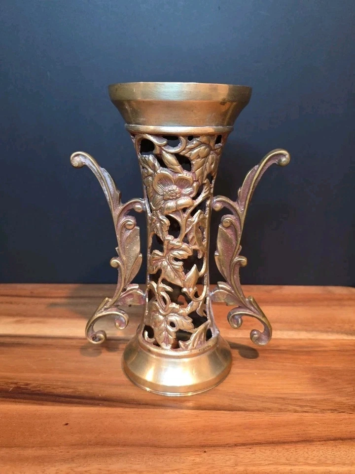 Jarrón cementerio antiguo de latón de 8,34" adornado con tornillo en placa inferior pesado conmemorativo Foto 3 de 4