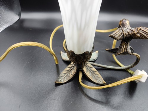Beautiful Vintage Hummingbird Table Lamp White To Pink Glass Tulip Brass Base - 第 7/9 張圖片
