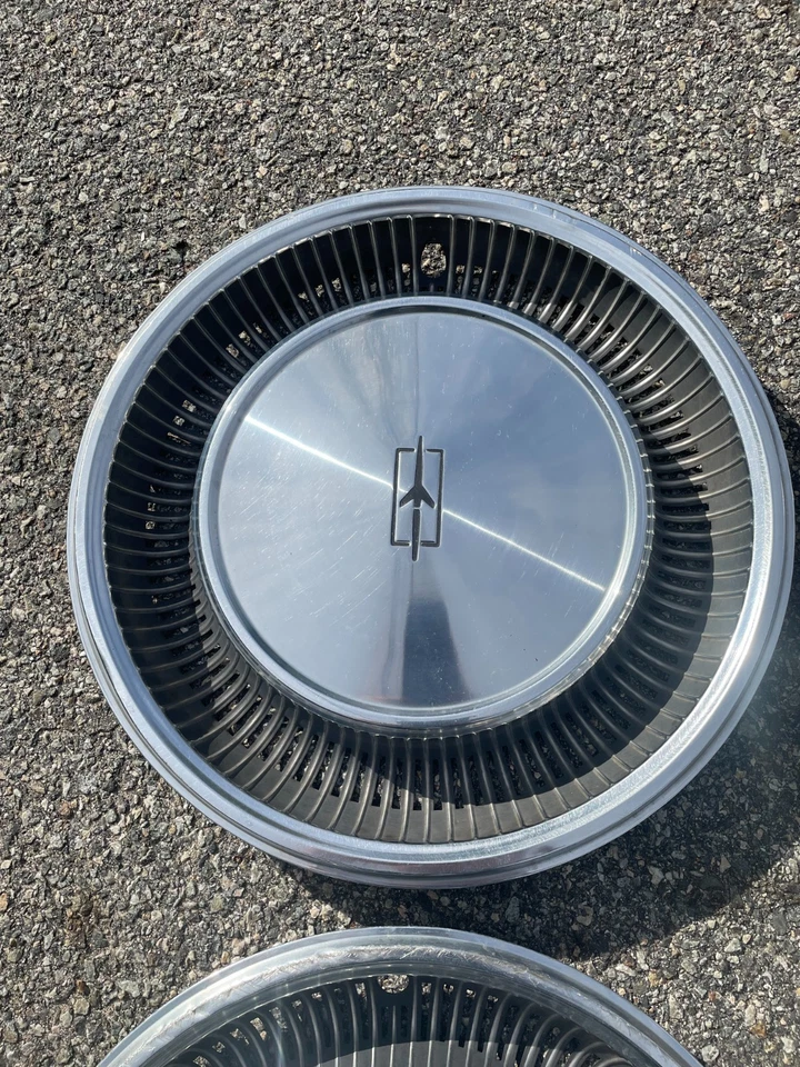 Oldsmobile Delta 88 Custom Cruiser original 1977 a 1979 tapacubos de 15 pulgadas Foto 3 de 4