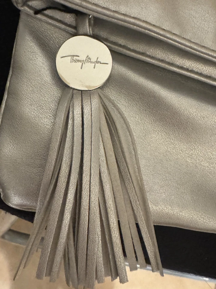Bolso sin asas Thierry Mugler plegable magnético metálico plateado con borla cremallera Foto 2 de 4