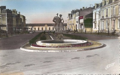 85 .. LA ROCHE SUR YON ... AVENUE DE LA GARE ET SQUARE GAMBETTA