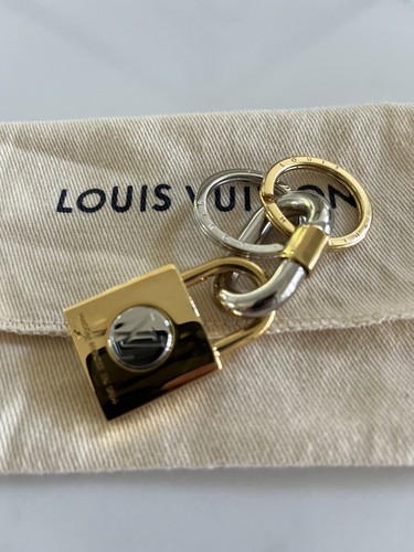 Authentic Louis Vuitton M00549 LV PADLOCK KEY HOLDER $625 New Receipt SOLD OUT - Picture 3 of 10