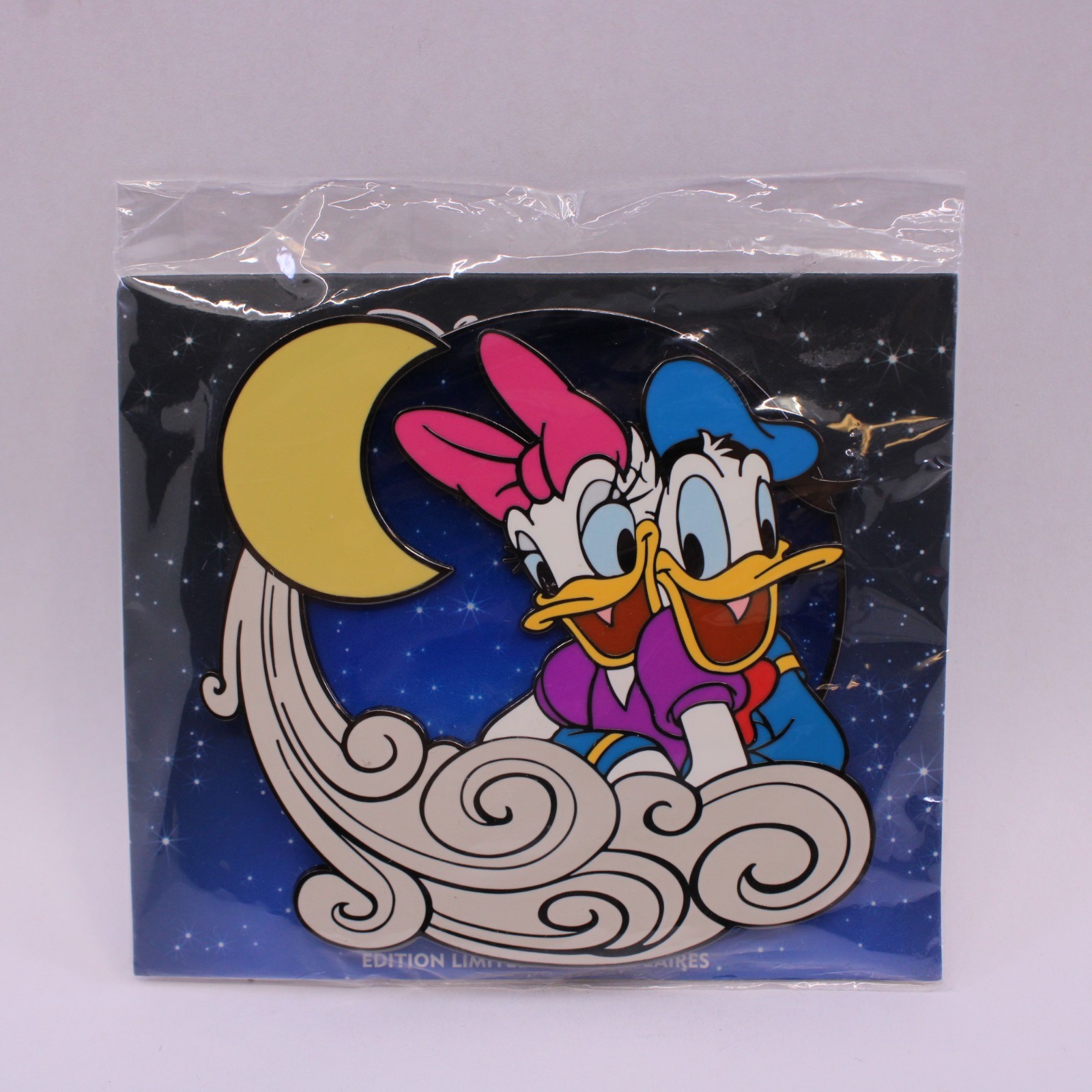 B1 Disney DLP LE 700 Pin Disneyland Paris Moon Couple Series Donald & Daisy Duck