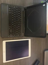 IPAD 2nd Gen, White, WiFi, 9.7" Screen, PLUS Bluetooth keyboard/case BUNDLE