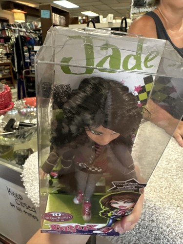 BRATZ 10th ANNIVERSARY Jade Fashion DOLL 10/10/10 Set ~ Red Hi-HEEL SNEAKERS NEW - Picture 10 of 10
