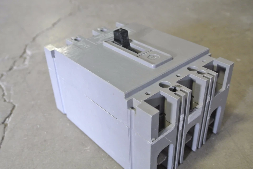 Disyuntor Westinghouse HFB3015L 3P 15A 600V - USADO Foto 4 de 4